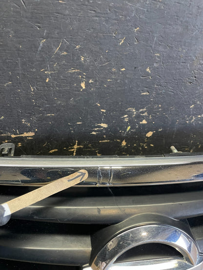 2012 to 2014 Nissan Versa Sedan Front Upper Grill Grille Y9699 DG3