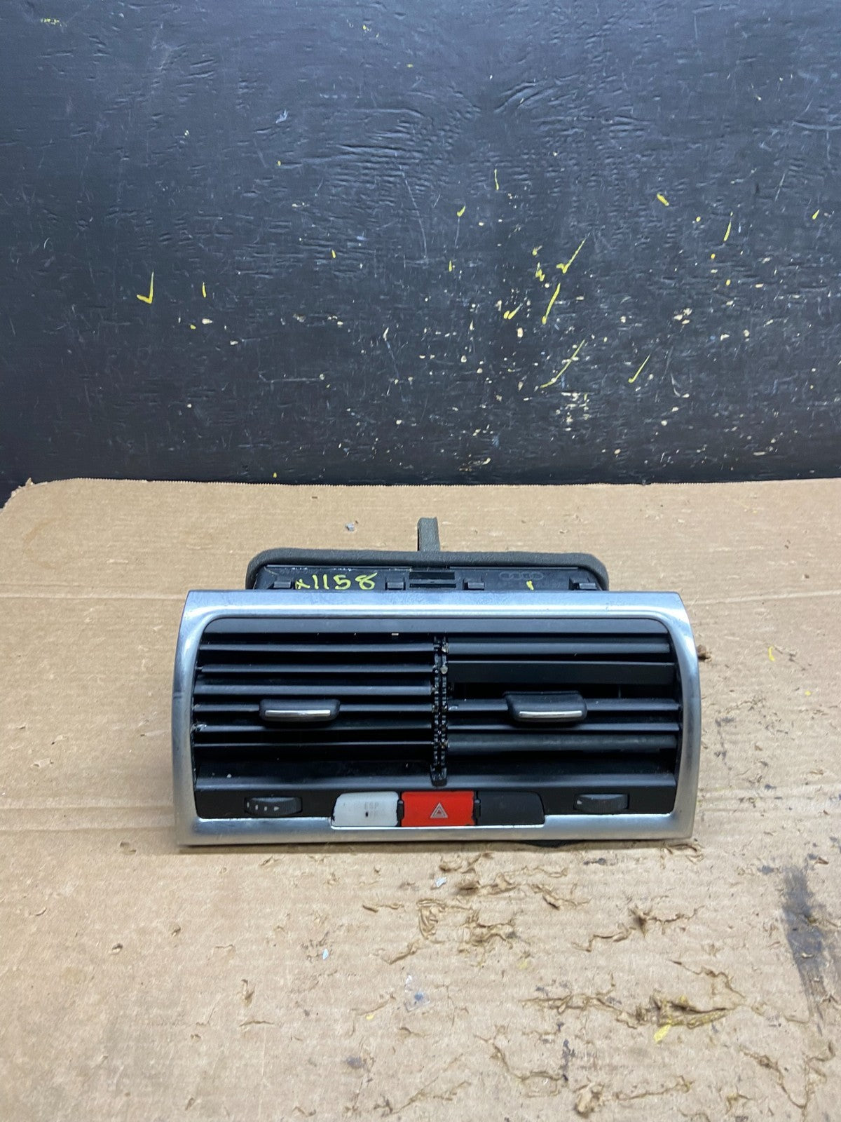 2007 to 2015 AudI Q7 Center Dashboard Air Vent OEM x1158 DG0
