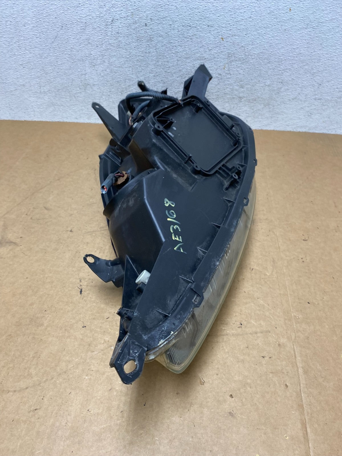 2004-2005 Toyota Sienna Right Passenger Halogen Headlight AE3168 DW8
