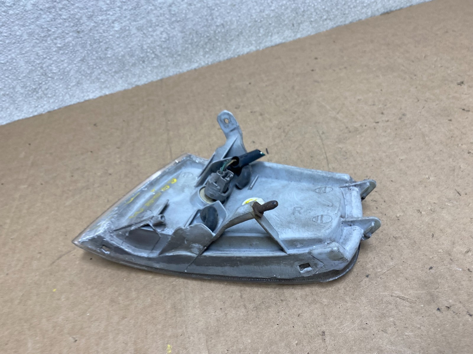 1992 to 1994 Toyota Camry Right Passenger RH Side Turn Signal W8588 DW7