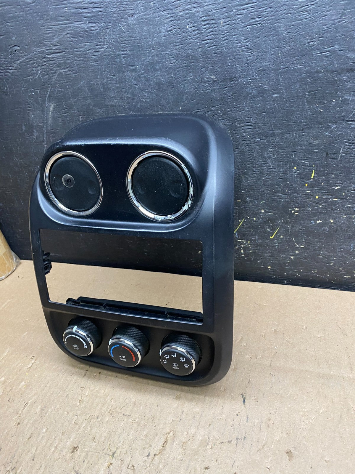 2011 to 2017 Jeep Compass Dash Climate Temperature Control Radio Bezel T5782 DG1