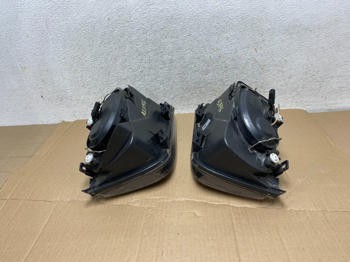 2002 to 2004 Volkswagen Jetta Left+Right Headlights AI1146 DW10