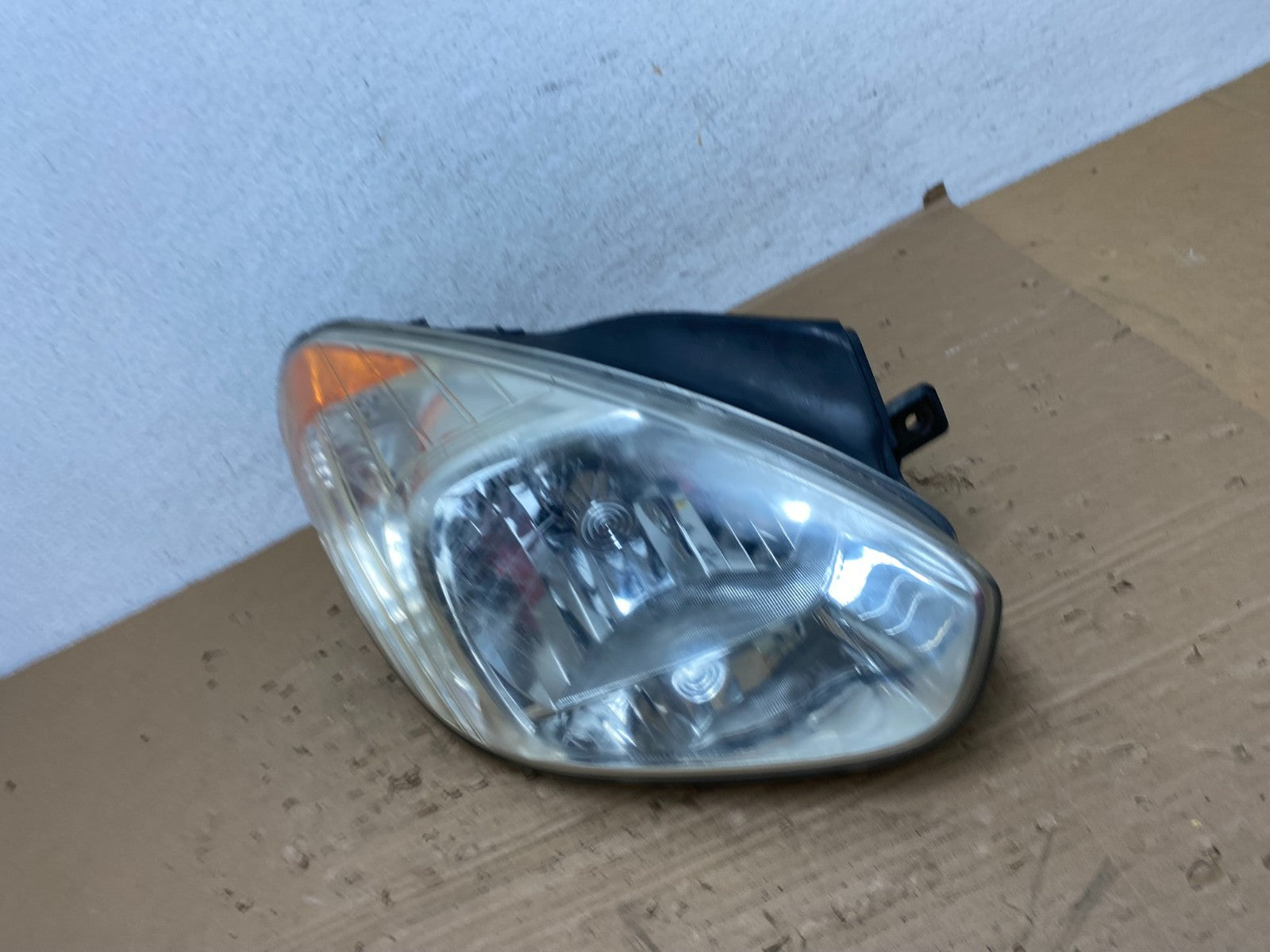 2006 to 2011 Hyundai Accent Sedan Right Passenger Halogen Headlight AD4378 DW1