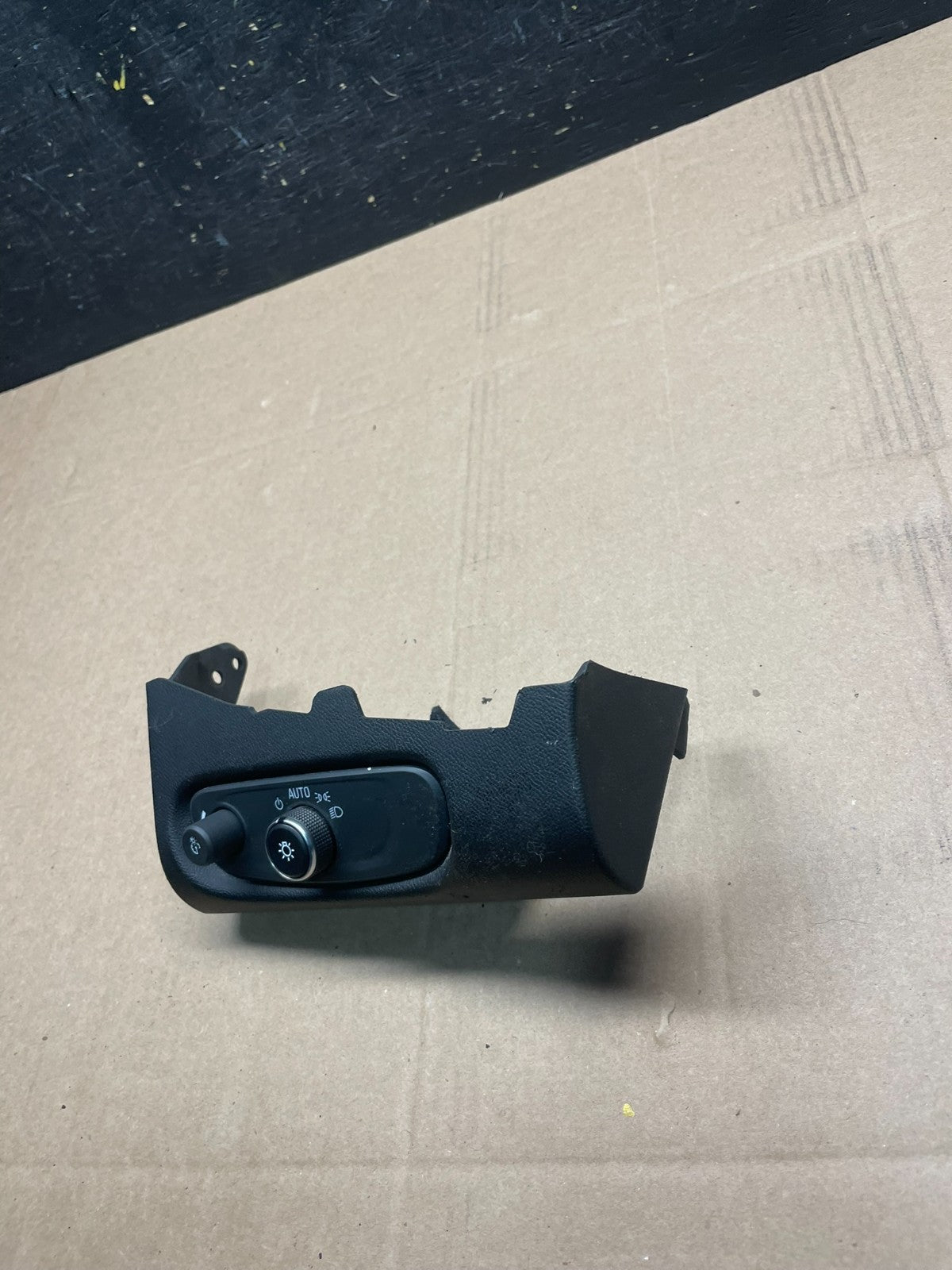 2016 to 2019 Chevrolet Volt Headlight Switch w/ Trim Panel Cover Bezel R6290 DG1