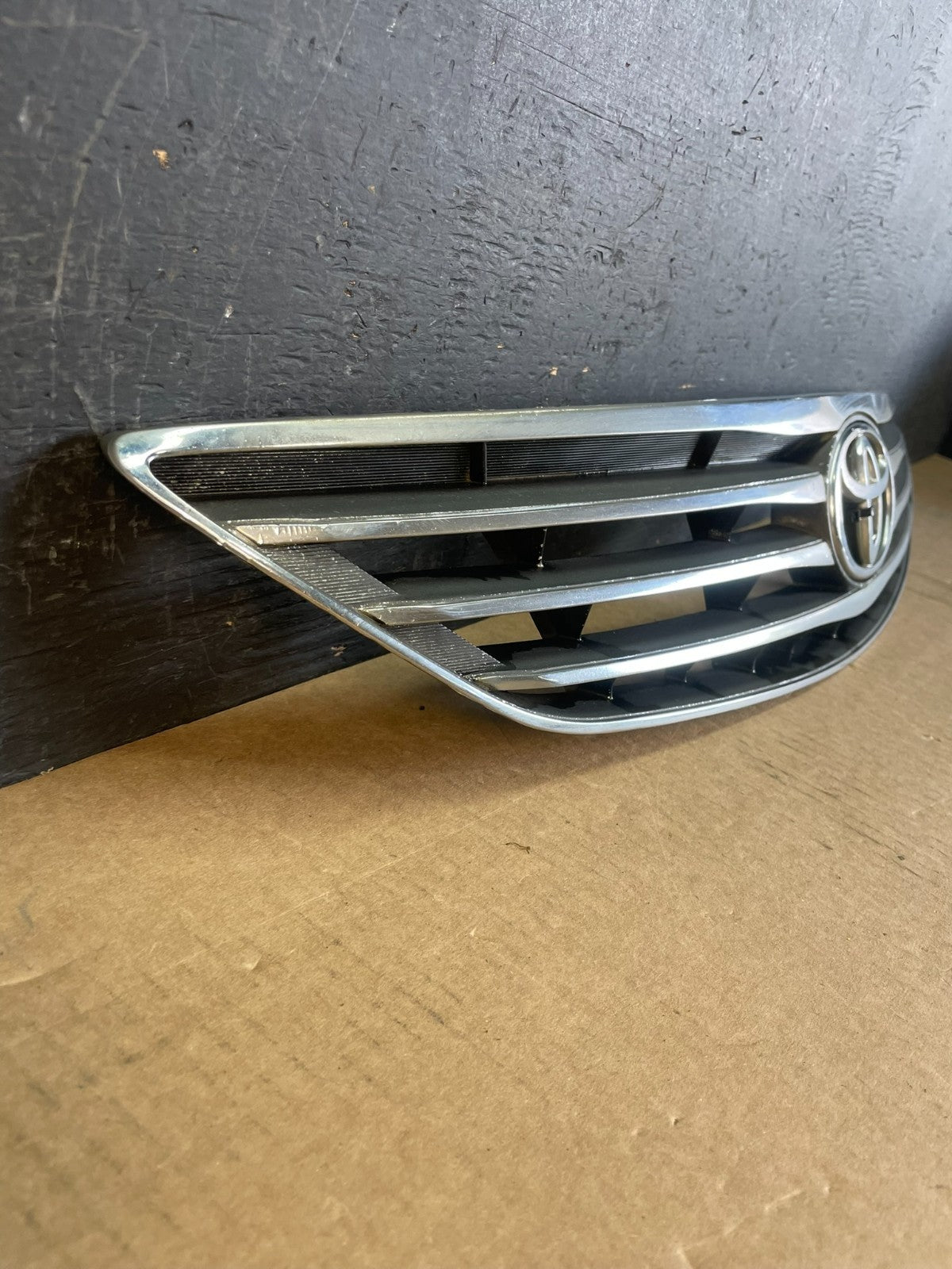 2005 to 2006 Toyota Camry Front Upper Grill Grille AD0204 DG2
