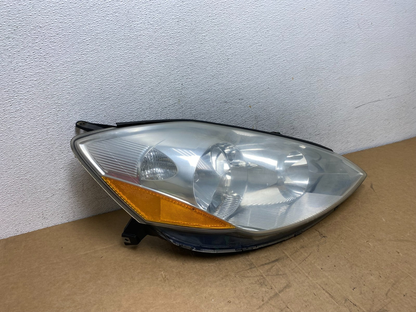 2006 to 2010 Toyota Sienna Right Passenger Rh Side Headlight Halogen AD6331 DW2