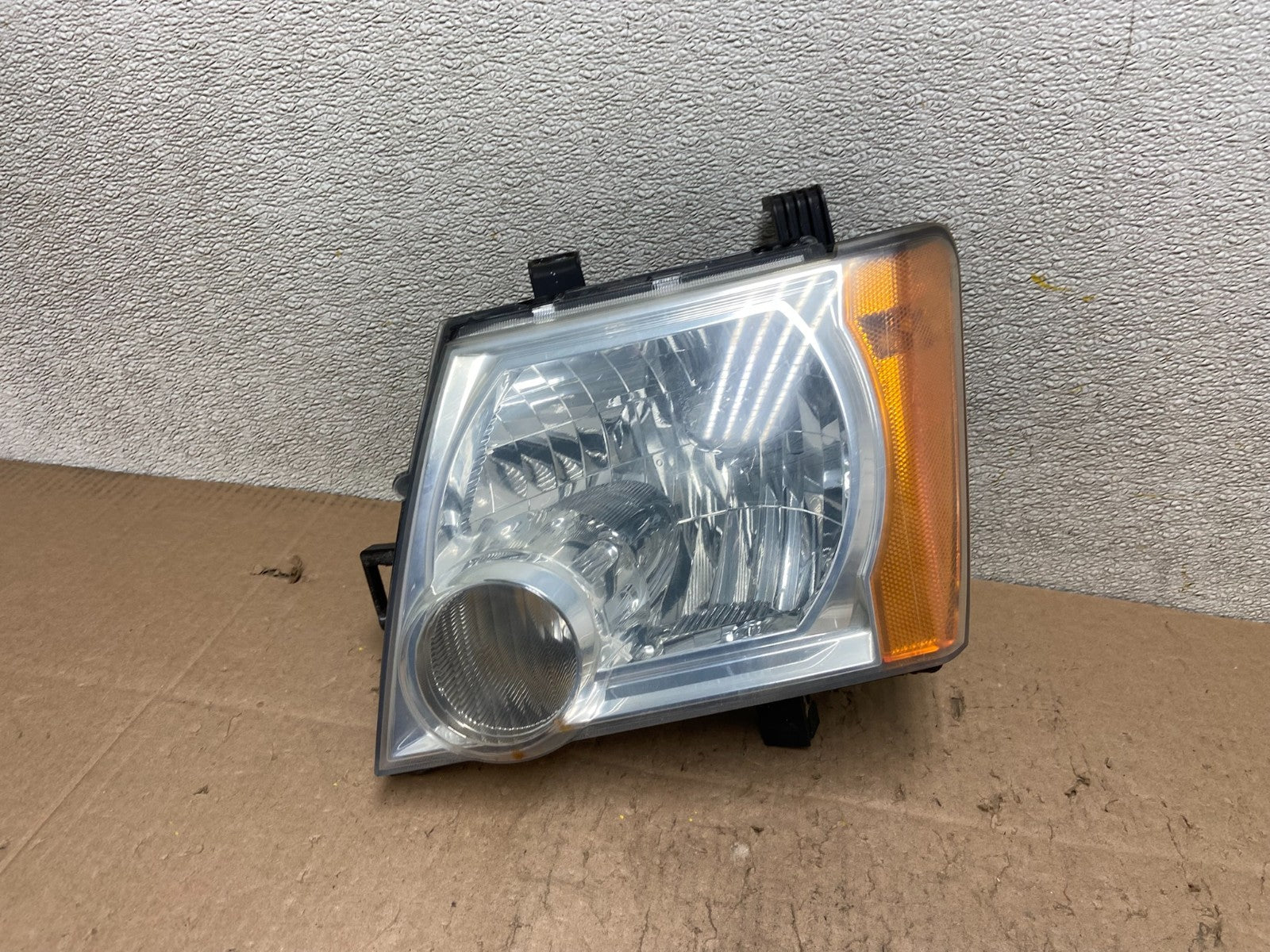 2005 - 2015 Nissan Xterra Driver Left LH Side Headlight Y3171 DW0