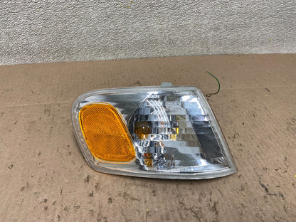 2001-2002 Toyota Corolla Right Passenger Turn Signal/Marker Light Oem Z6482 DW0