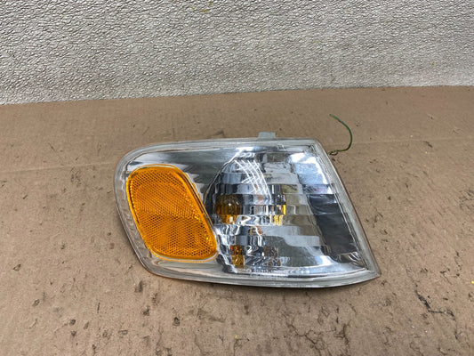 2001-2002 Toyota Corolla Right Passenger Turn Signal/Marker Light Oem Z6482 DW0