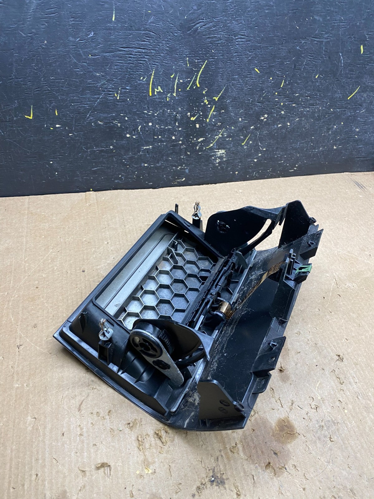 2003 to 2006 Lincoln Navigator Dash Glove Box Storage Compartment OEM z4494 DG7