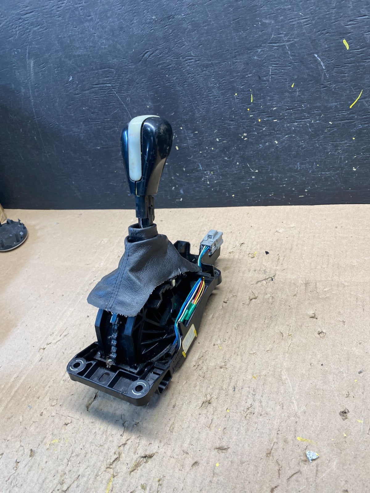 2013 to 2019 Lincoln MKT Automatic Transmission Gear Shifter Selector r9057 DG1