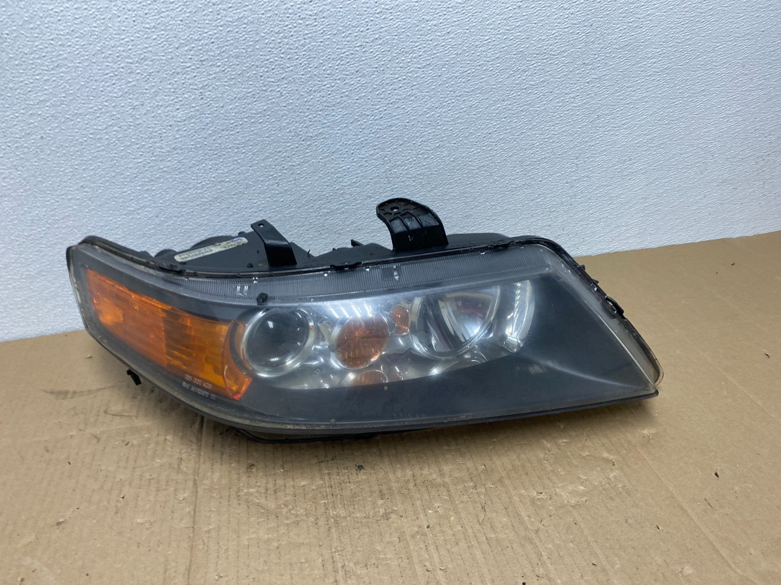 2004 - 2006 Acura TSX Right Passenger RH Side Xenon HID Headlight TYC AB8208 DW0