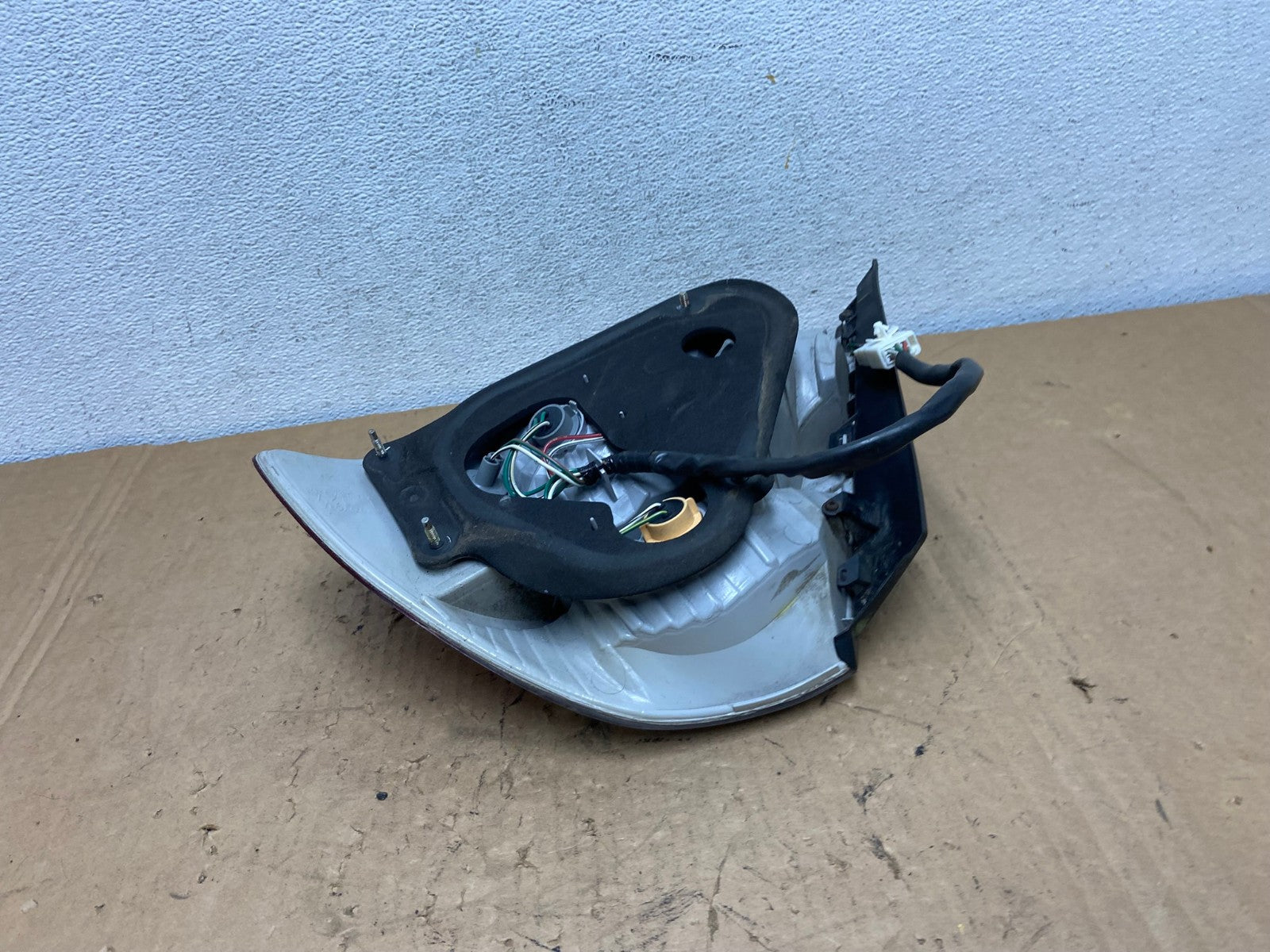 2003 to 2004 Toyota Avalon Left Driver Side Tail Light AD3304 LK4