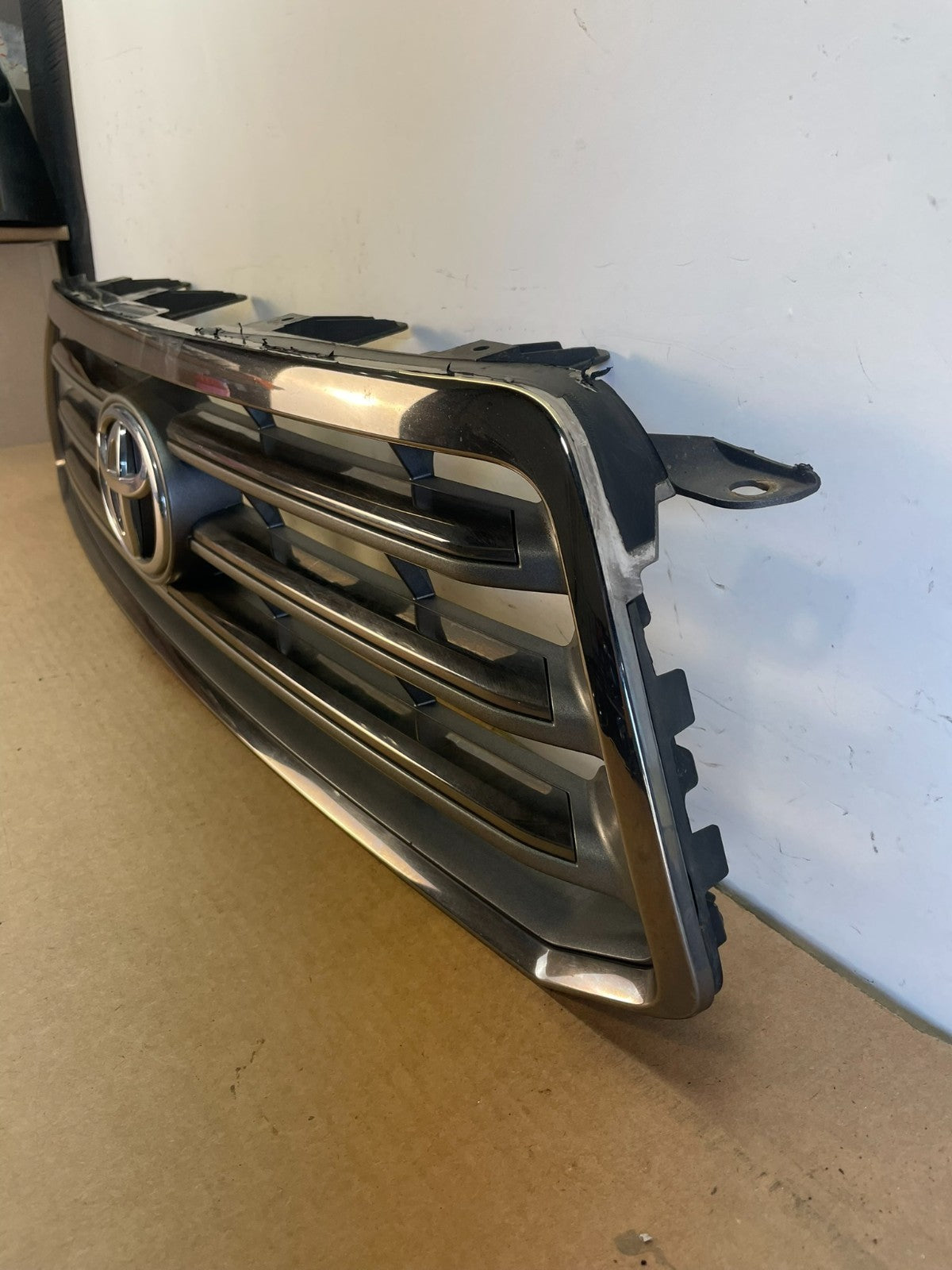 2008 to 2010 Toyota Highlander Front Upper Grille Grill With Emblem OE AF8725 DG1