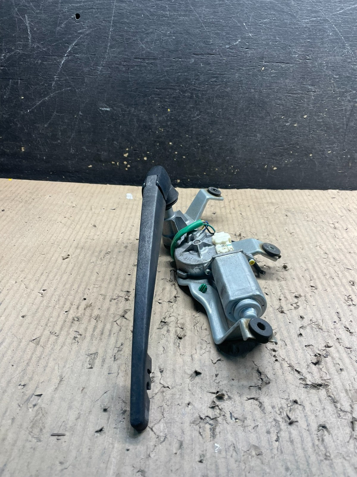 2008 to 2014 Subaru Tribeca Rear Windshield Wiper Motor X0935 DG2
