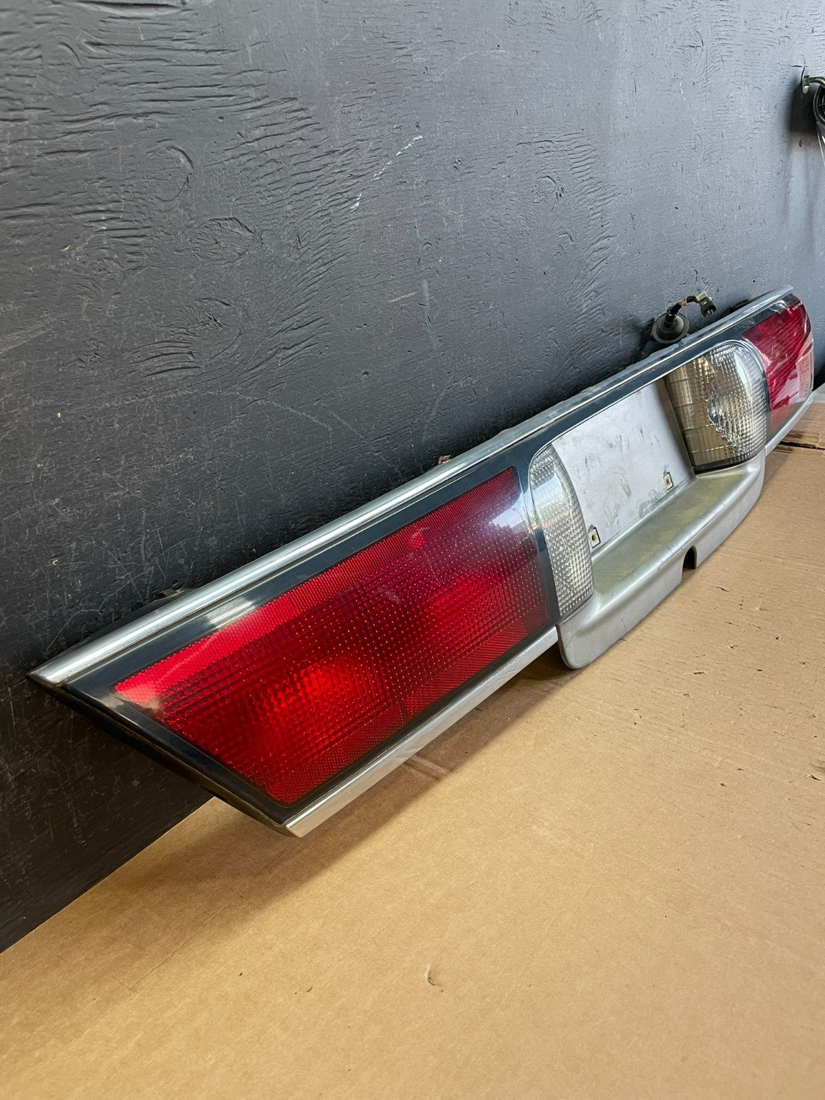 1997 1998 1999 Buick Lesabre Trunk Rear Center Tail Light Panel AE8376 DW2