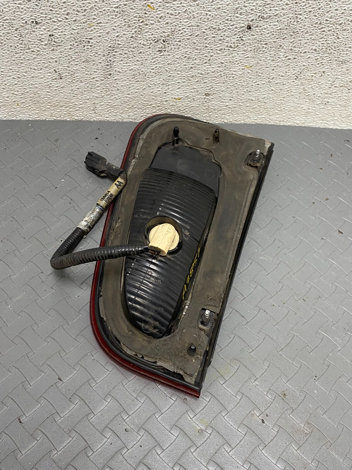 2003-2006 Lincoln Navigator Right Passenger RH Inner Tail Light OEM A2851 DG15