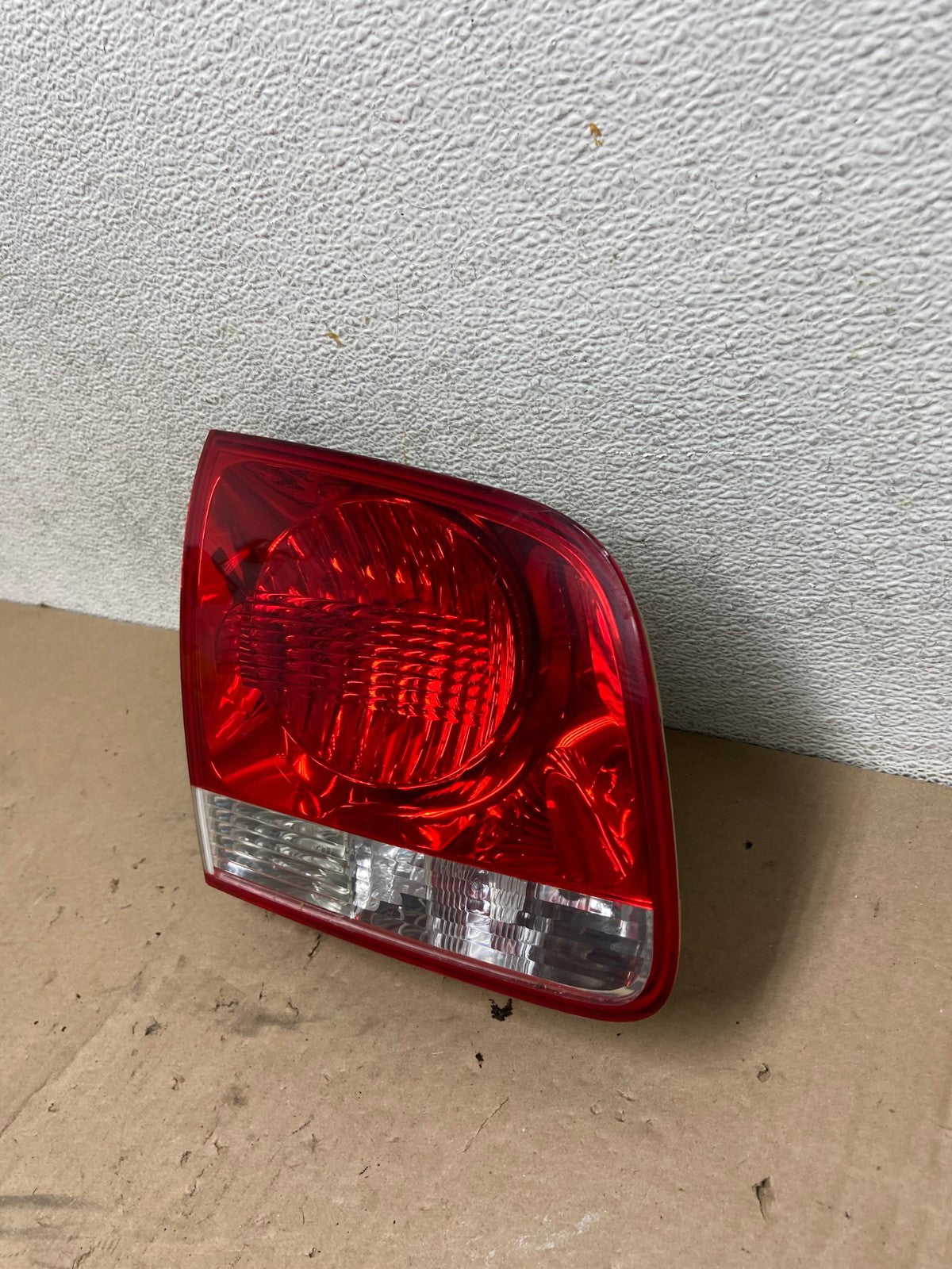 2004-2007 Volkswagen Touareg Lh Driver Left Side Inner Tail Light AG4859 LK1