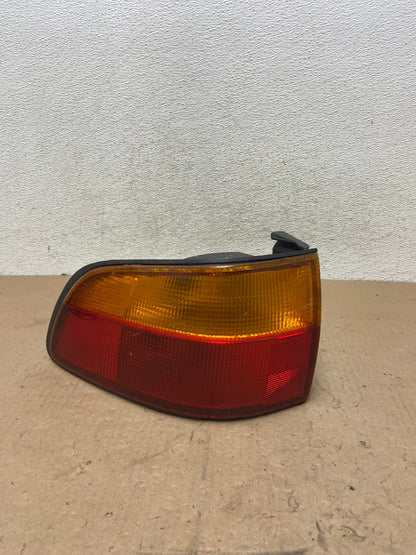1998 1999 2000 Toyota Sienna Left Driver Tail light AG4960 LK0