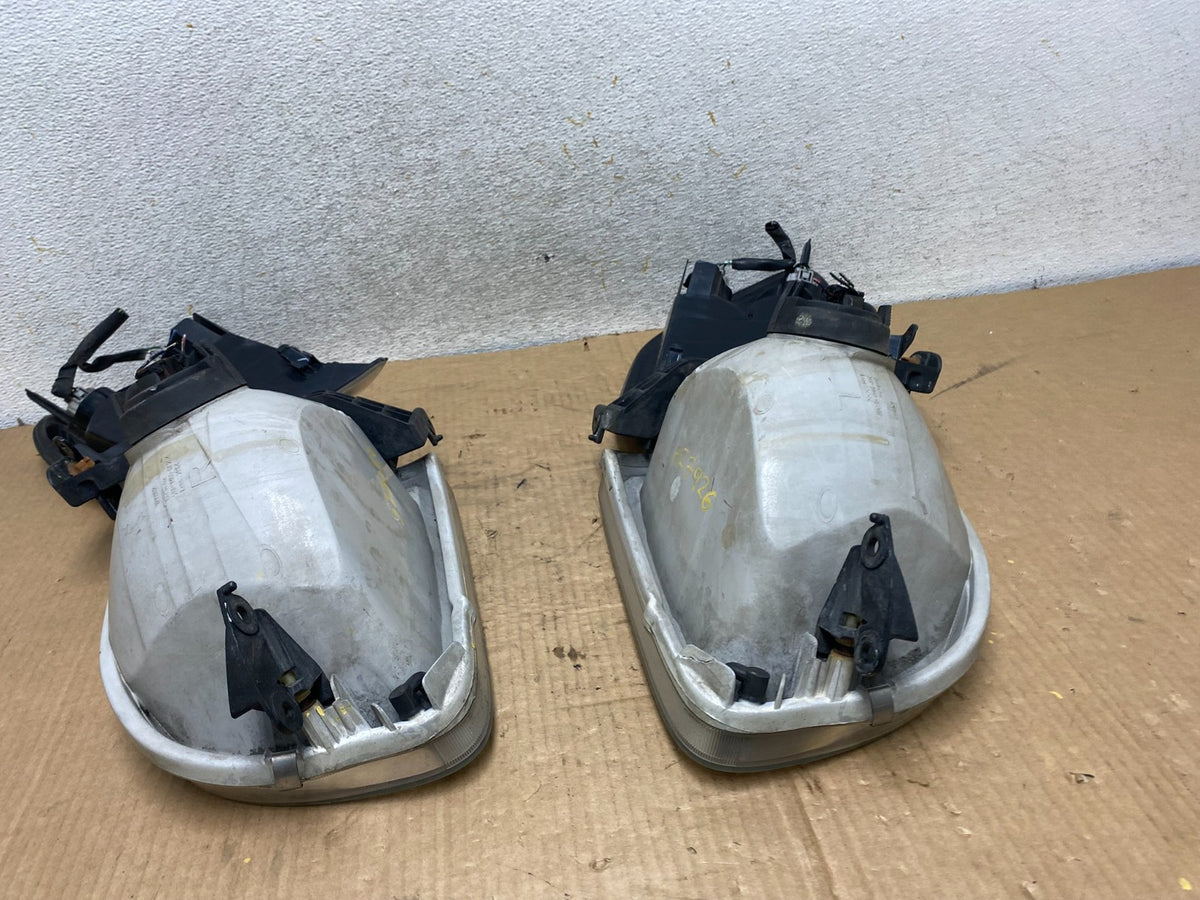 2001-2004 Toyota Sequoia Left+Right Side Halogen Headlights AI7926 DW13