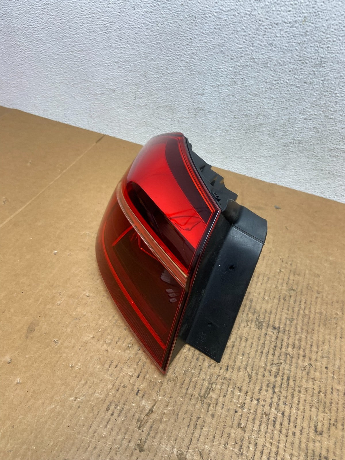 2016 to 2019 Volkswagen Passat Left Driver Side Tail Light AE0196 DW1