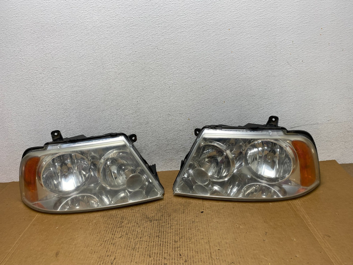 Halogen 2003-2006 Lincoln Navigator Left+Right Side Headlights AE0384 DW0