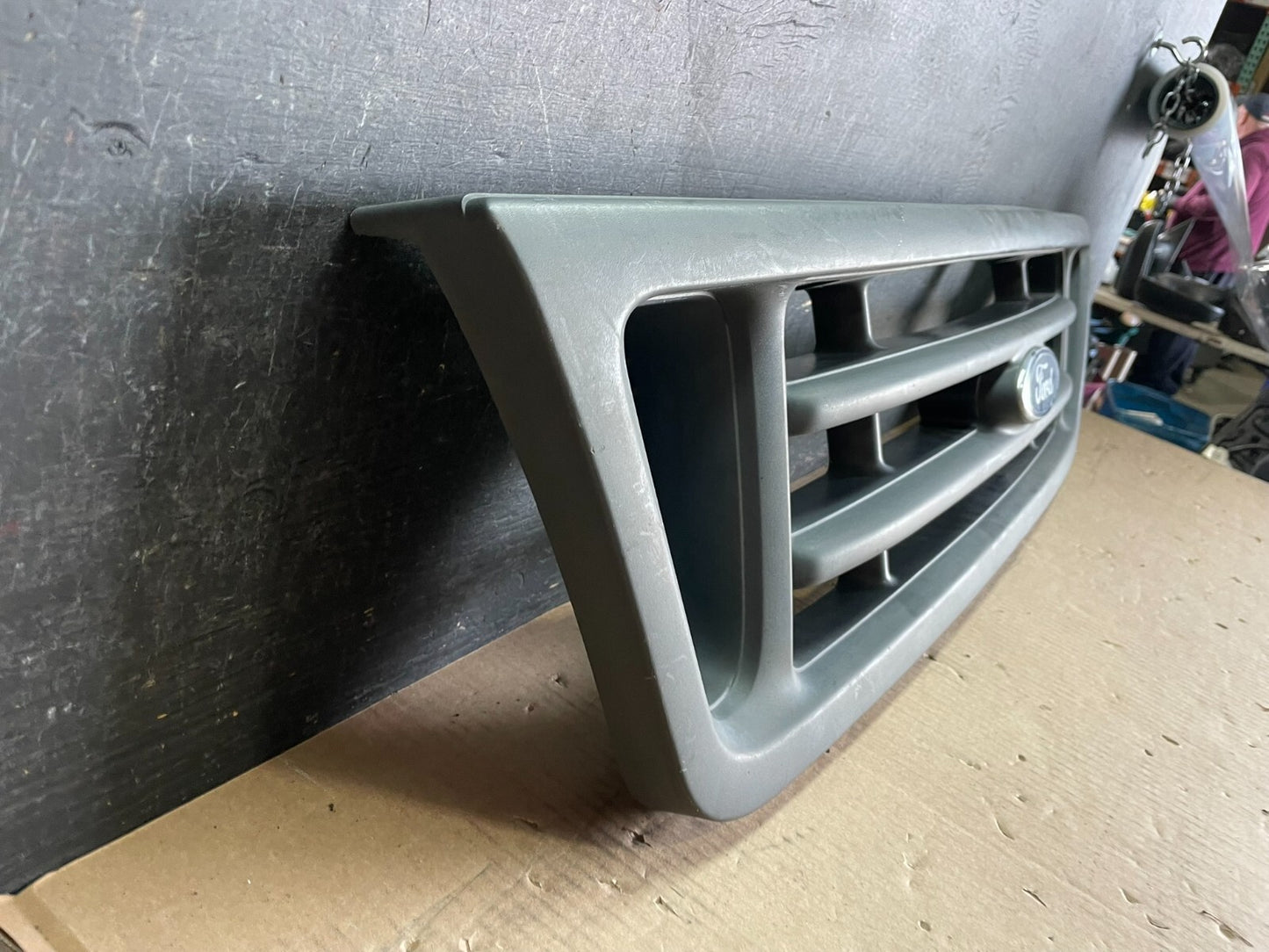 2003 to 2007 Ford Econoline E150 E250 E350 Front Grille Grille L9197 OEM DG2