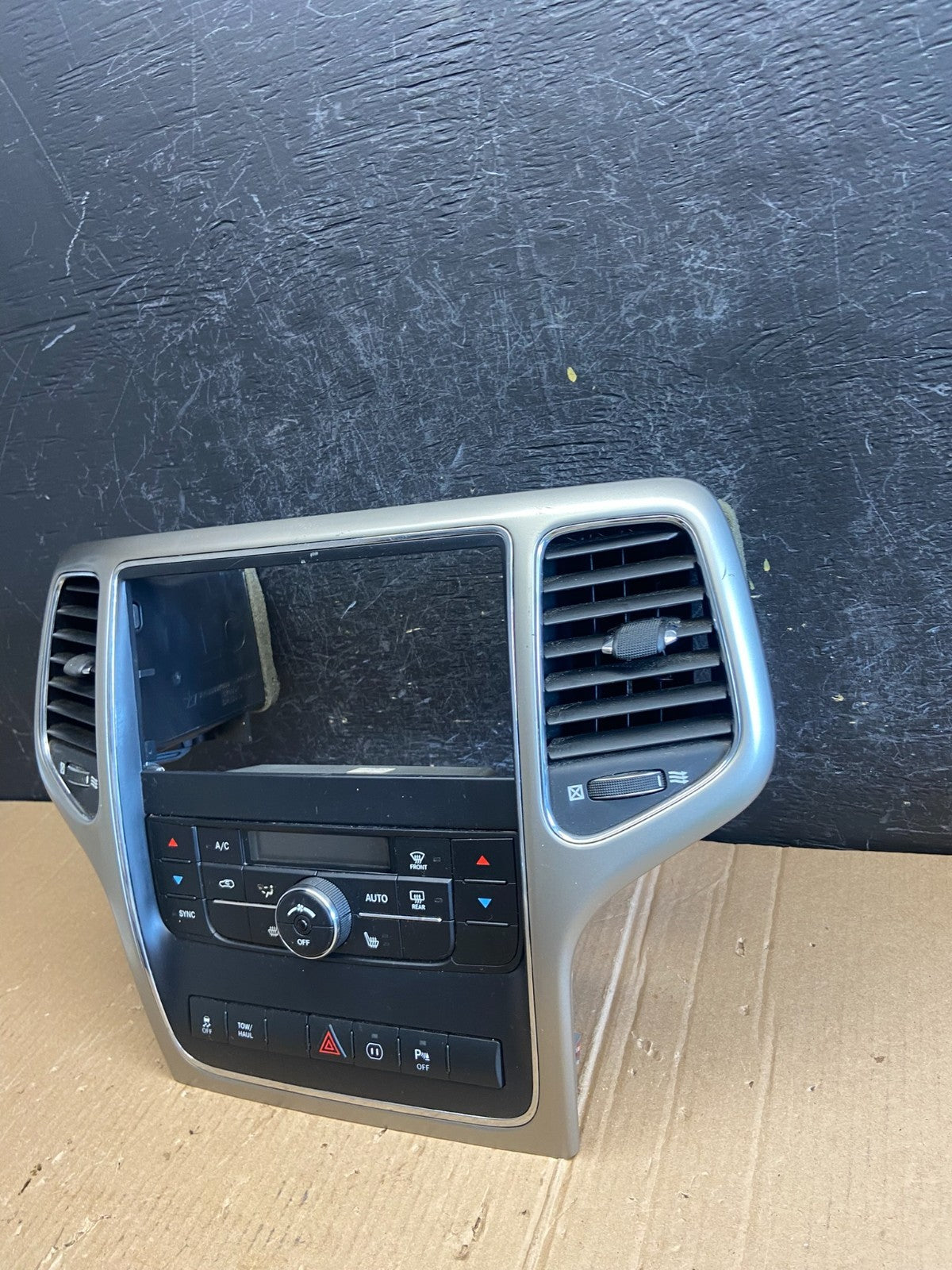 2011-2013 Jeep Grand Cherokee Center Radio Climate Control Bezel Vent AE3926 DG1