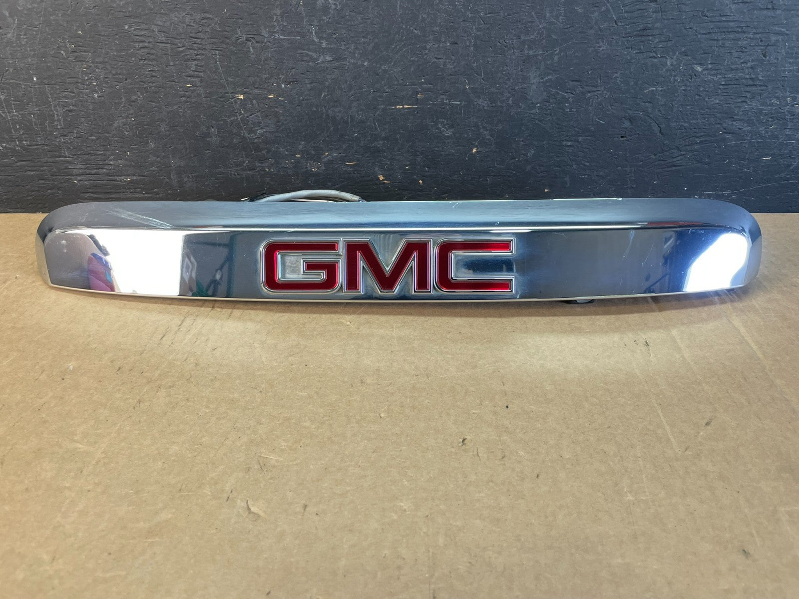 2007-2012 GMC Acadia Chrome Tailgate Rear Finish Molding Back W/Camera AD0184 DG0