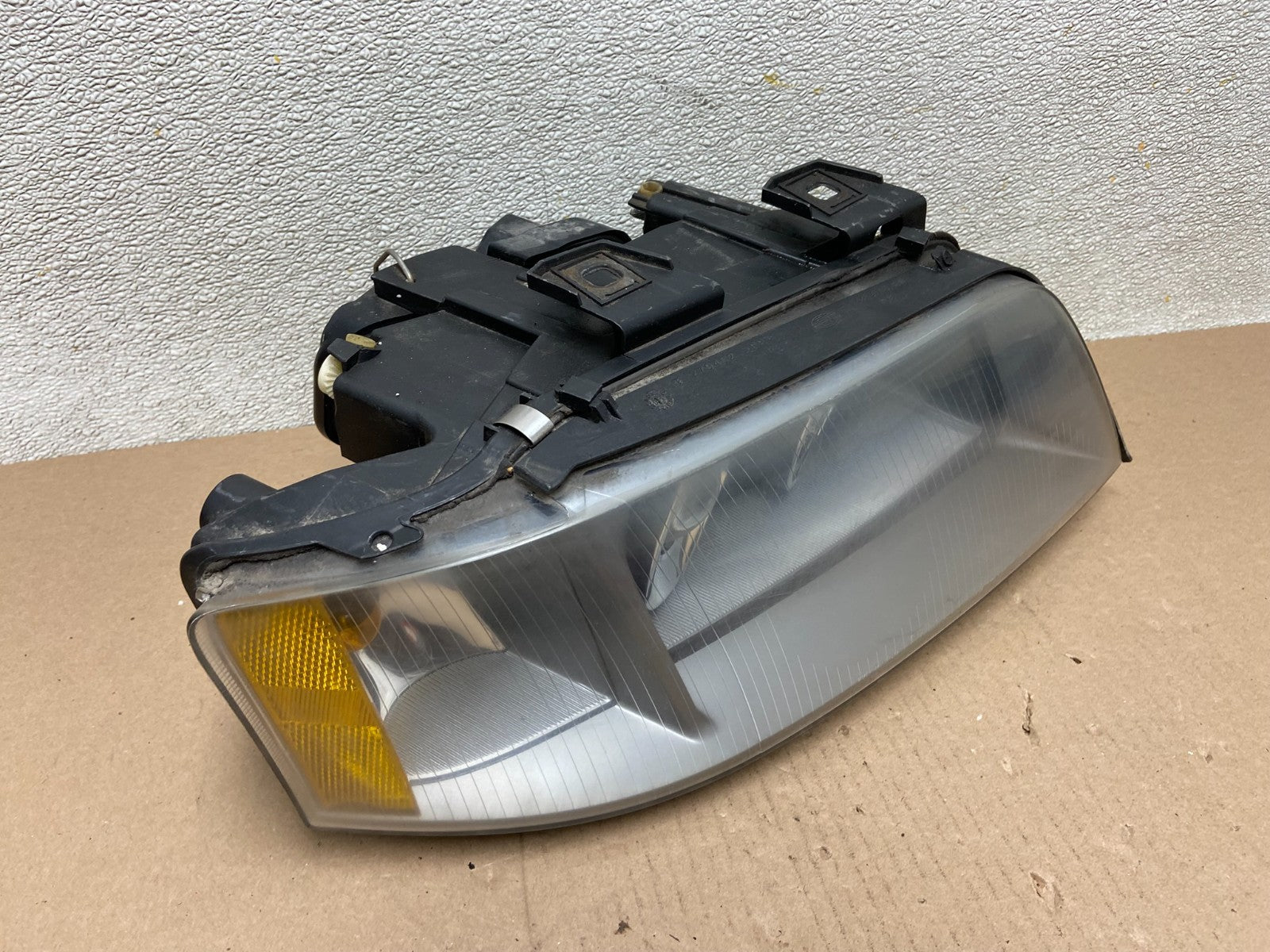 2002 to 2004 Audi A6 Right Passenger RH Side Xenon Headlight OEM AB5020 DW2