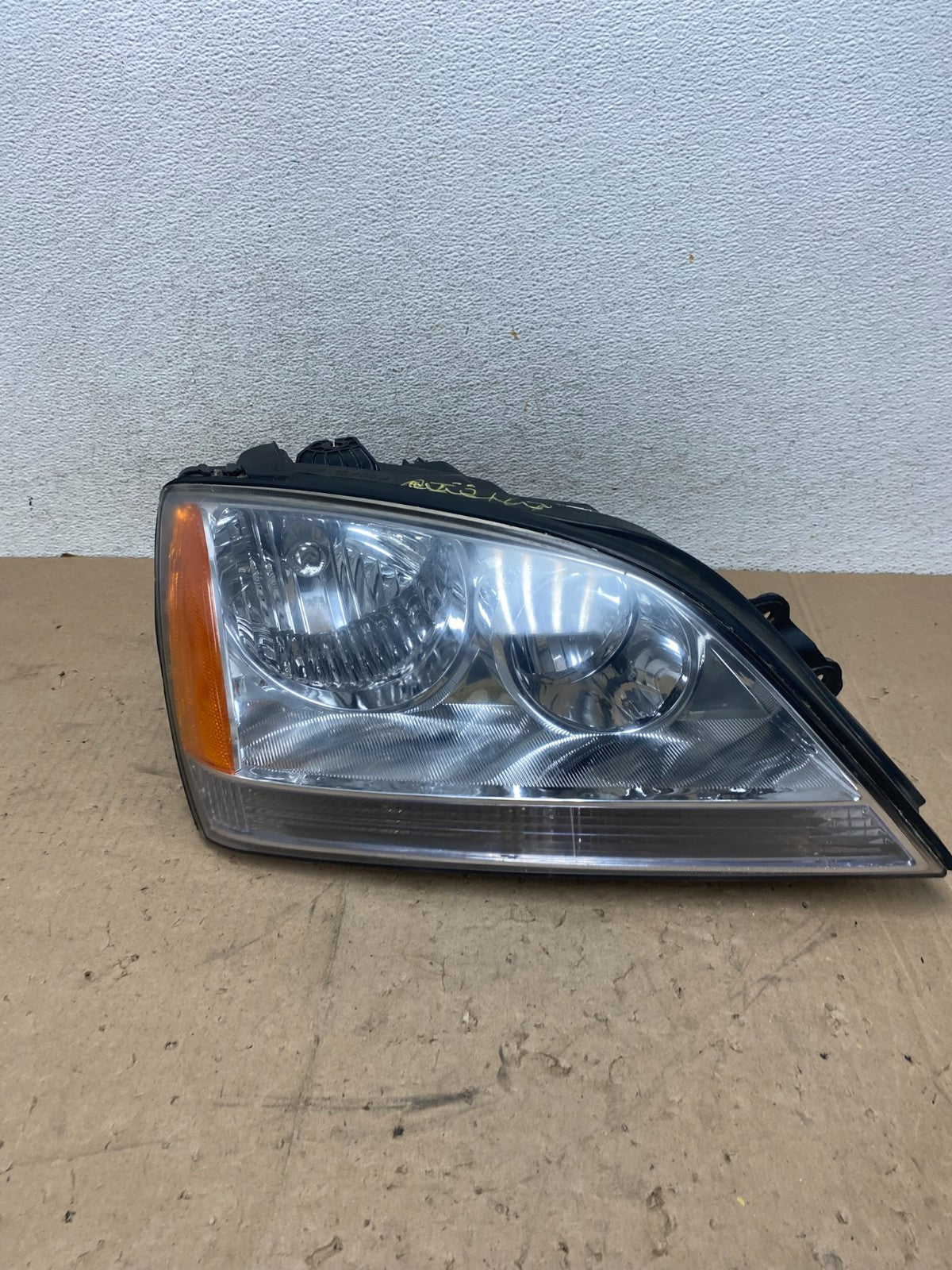 2003 to 2006 Kia Sorento Right Passenger Rh Side Headlight Halogen AG5382 DW0