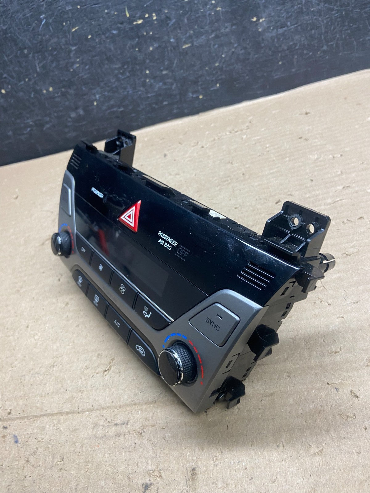 2017 to 2018 Hyundai Elantra Center Heater A/C Climate Control Panel AH5351 DG2