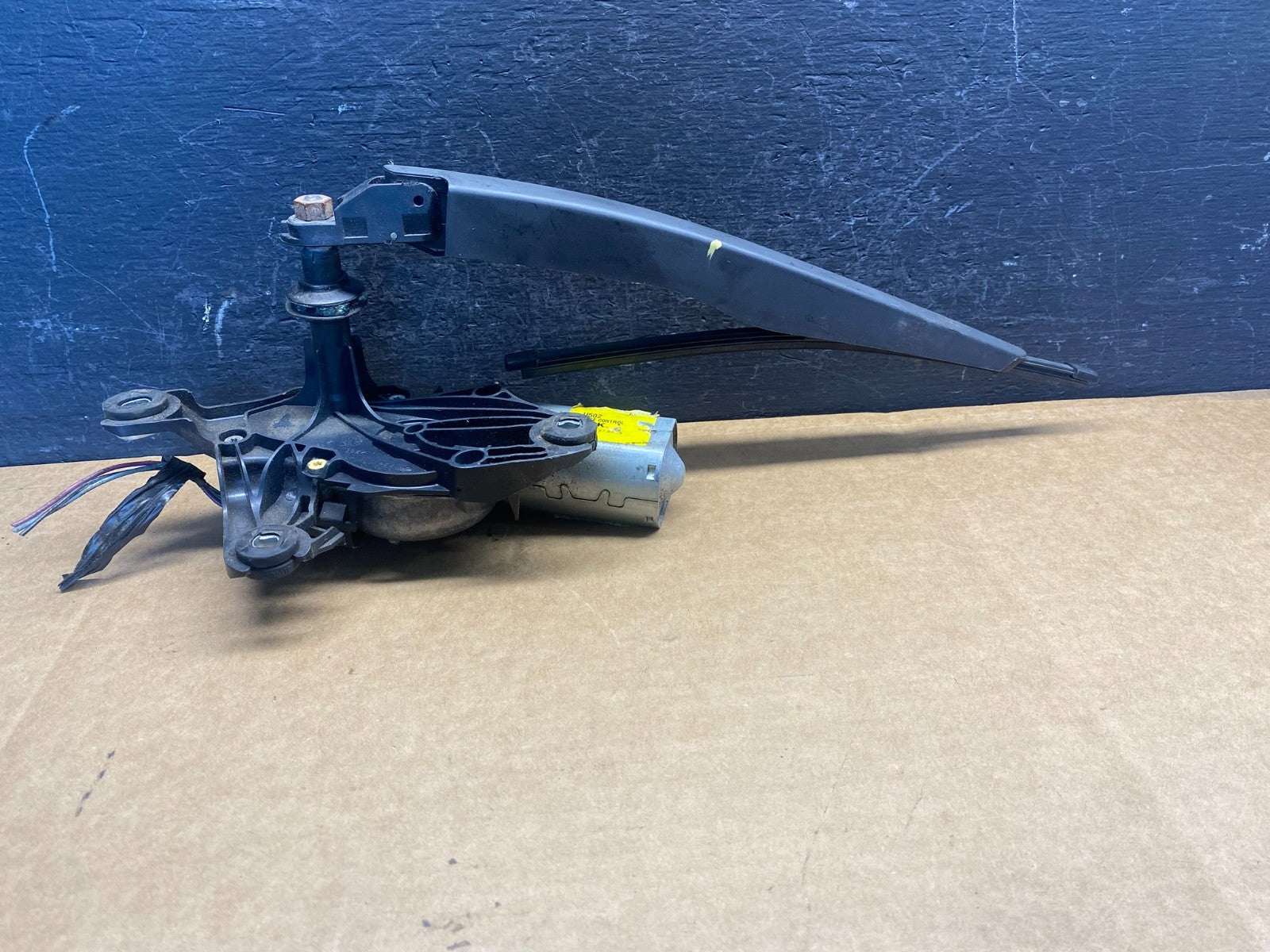 2011 to 2019 Ford Explorer Rear Windshield Wiper Motor AD7456 DG1