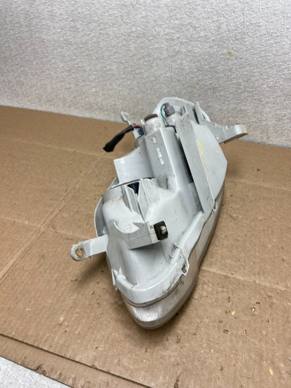 2005 to 2008 Toyota Corolla Right Passenger RH side Headlight Y8749 DW10