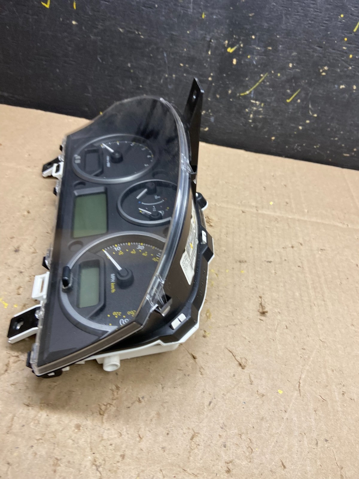 2008 2010 Land Rover LR2 Speedometer Cluster Gauge OEM U4961 DG2