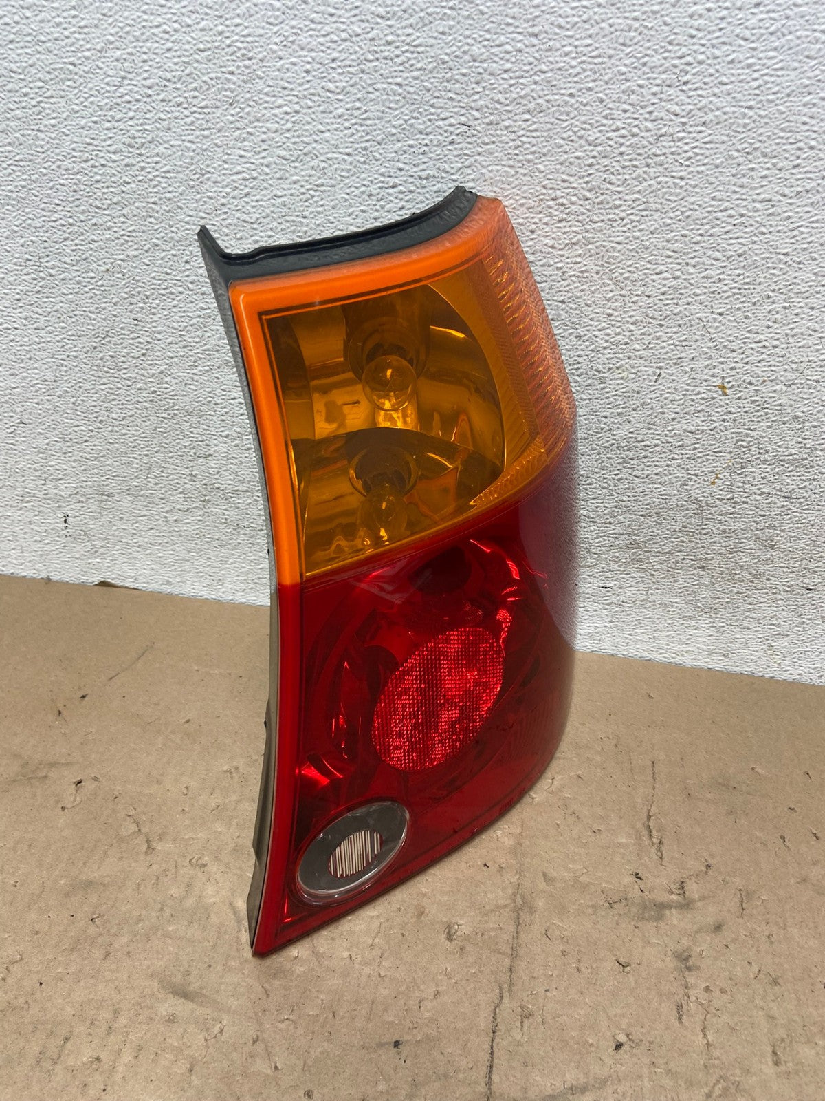 2004 to 2006 Chrysler Pacifica Right Passenger Rh Side Tail Light AG5526 LK2