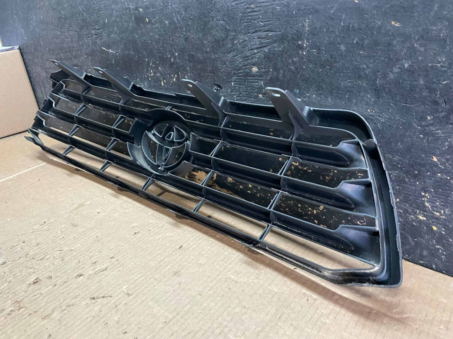 2008 to 2010 Toyota Highlander Front Upper Grille Grill With Emblem OE ab3180 DG7