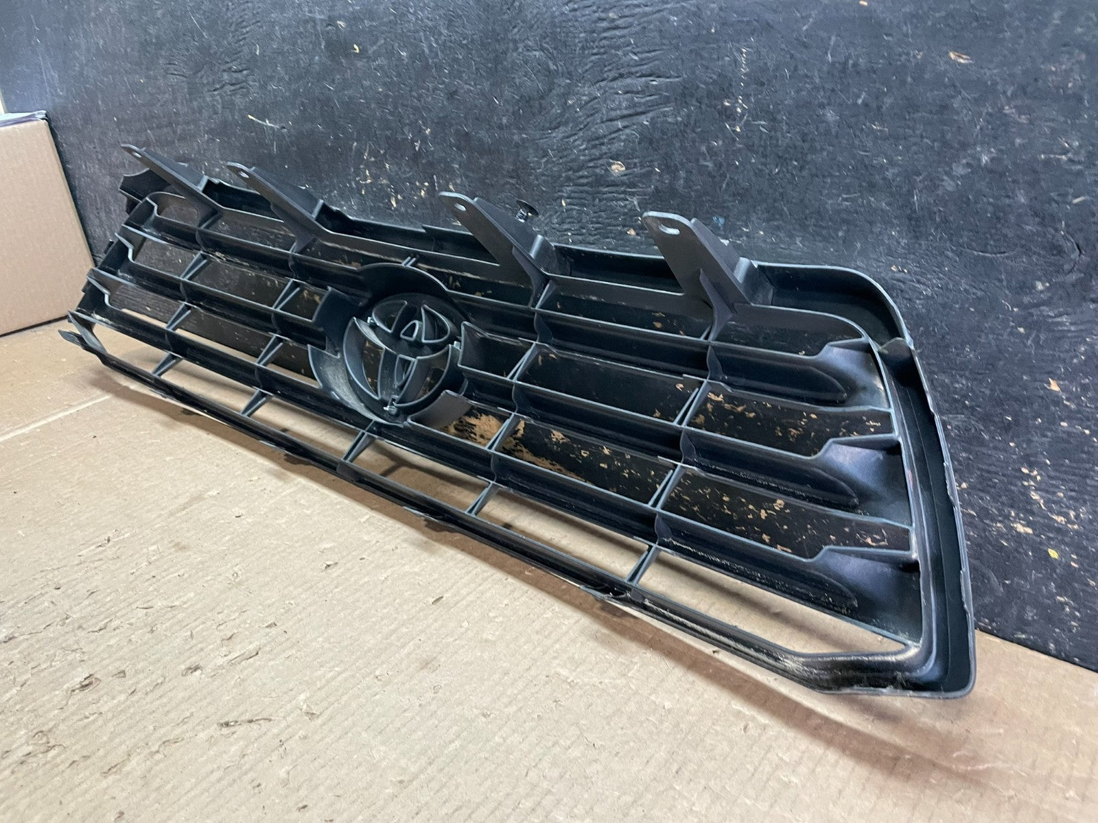 2008 to 2010 Toyota Highlander Front Upper Grille Grill With Emblem OE ab3180 DG7