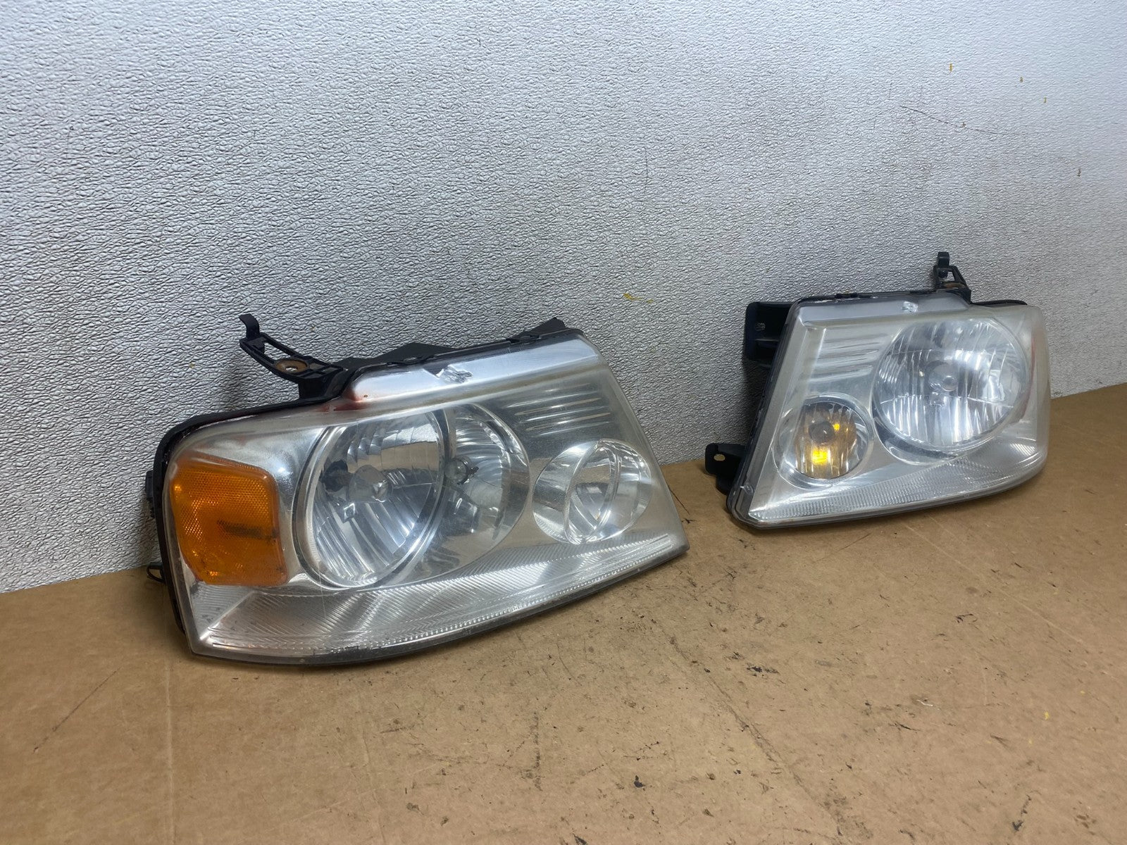 2004 to 2008 Ford F-150 F150 Left+Right Halogen Headlights X5608 DW2