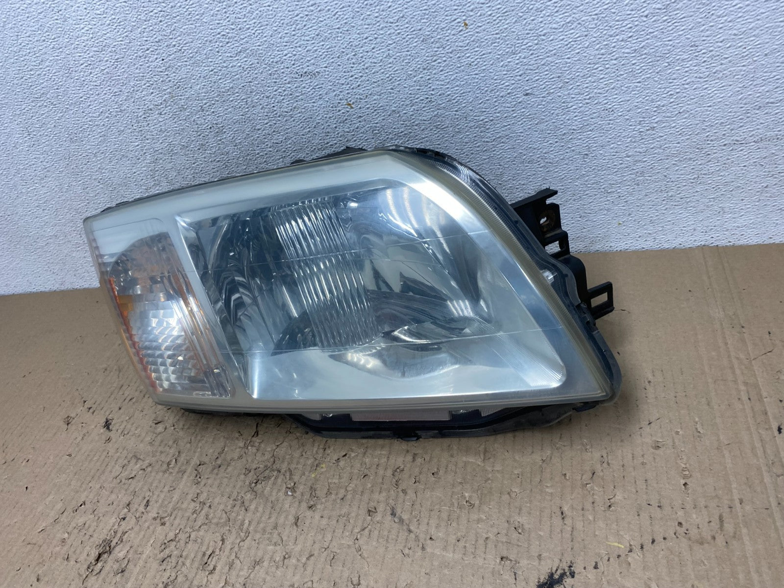 2004 - 2011 Mitsubishi Endeavor Headlight Right Passenger Rh Side AF7186 DW1