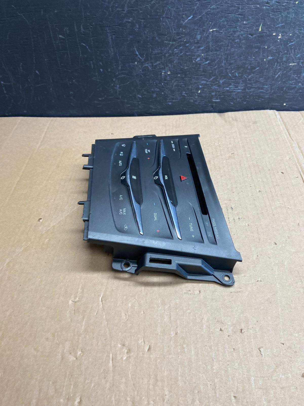 2013 to 2019 Lincoln MKT Radio Dual Climate Control Panel ae4413 DG2