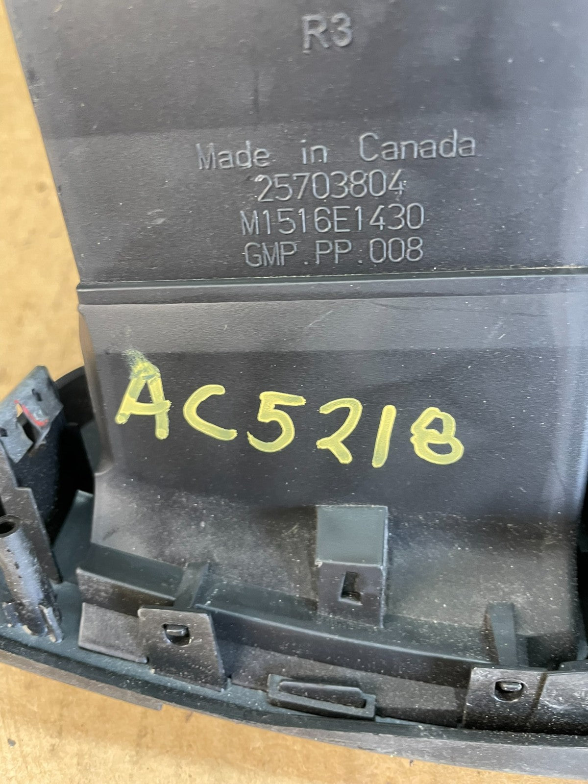 2004 to 2009 Cadillac SRX Front Center Dash A/C Air Vent AC5218 DG9