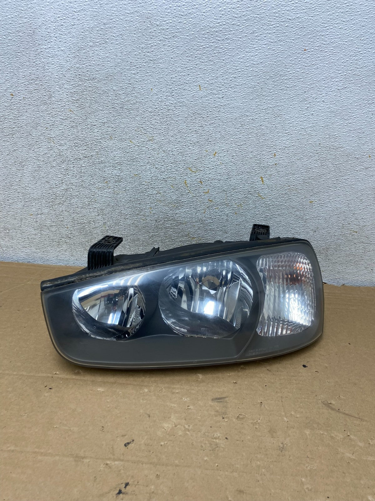 2001 2002 2003 Hyundai Elantra Left Driver LH Side Halogen Headlight AH8269 DW0