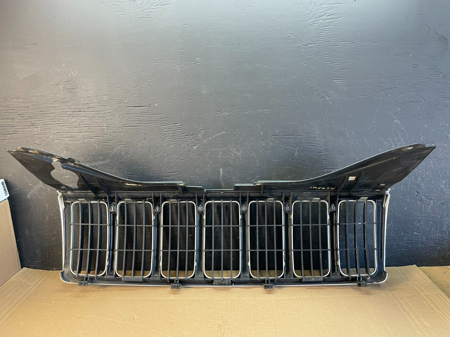 2005 2006 2007 Jeep Grand Cherokee Front Upper Grill Grille AC9741 DW5