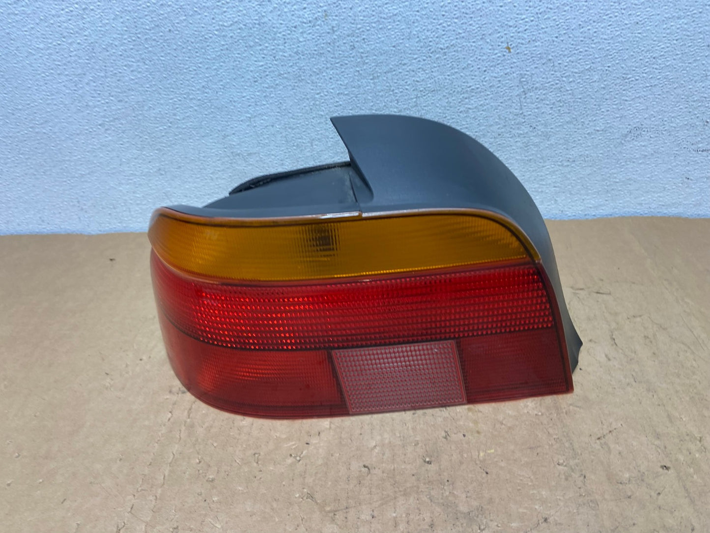 1996-2000 BMW 5-SERIES E39 528i 540i Left Driver LH Tail Light AD1301 LK0
