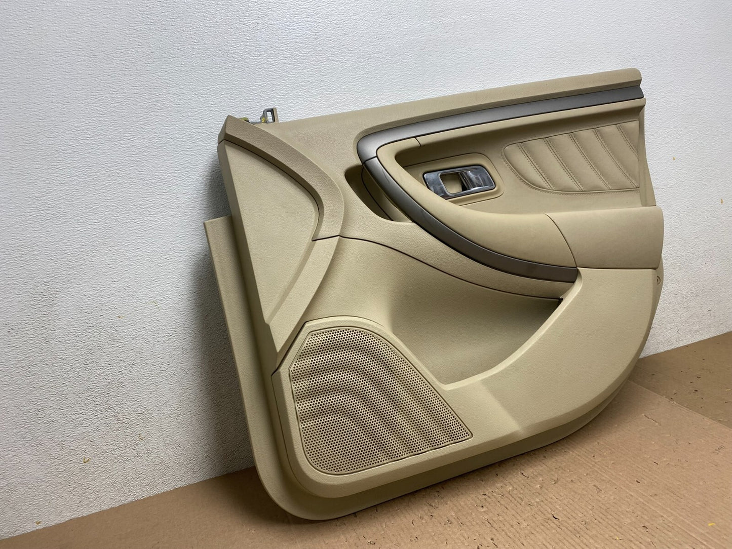 2013 to 2019 Ford Taurus Front Right Passenger Side Interior Door Panel J8121 DG2