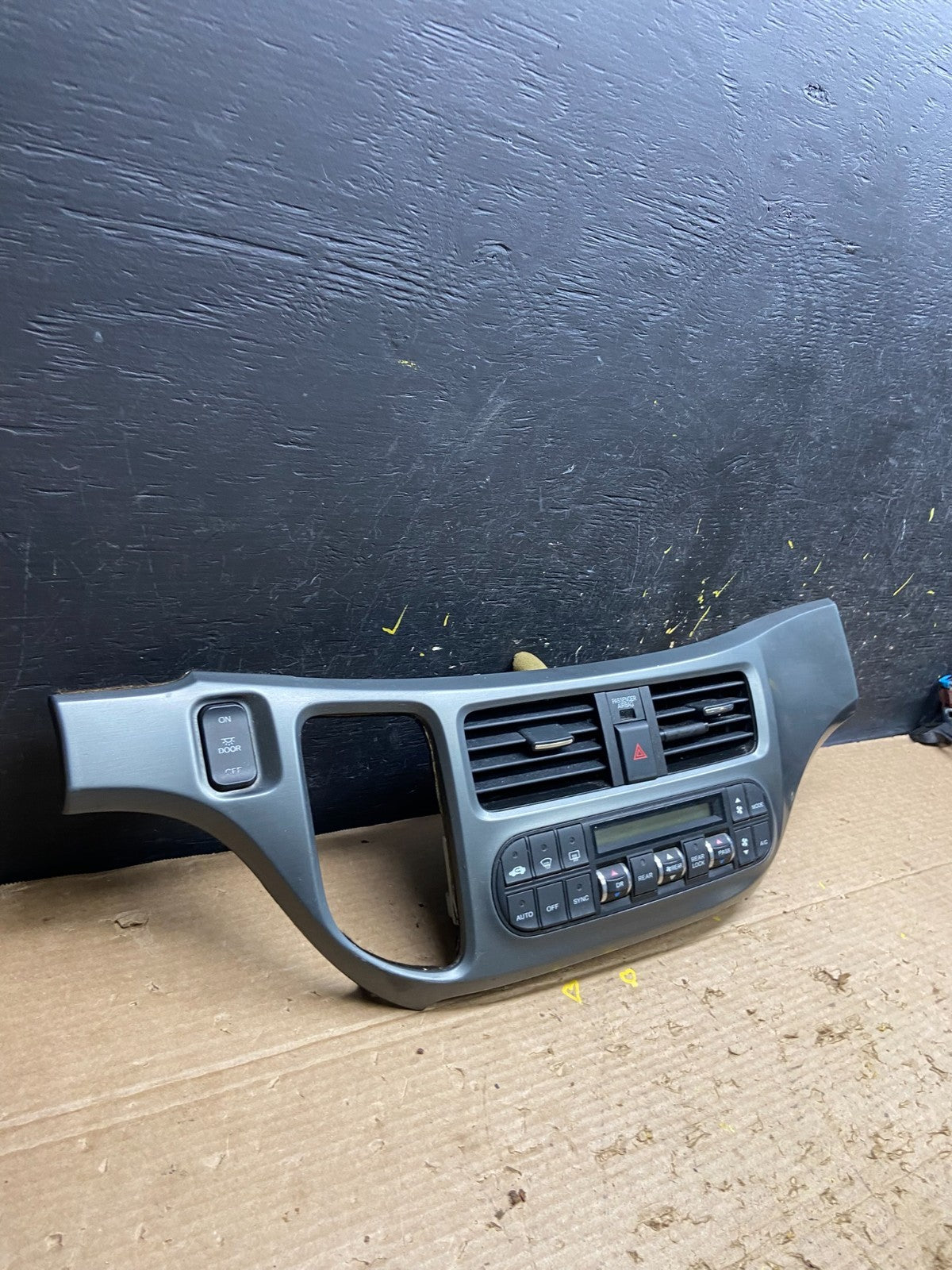 2005 to 2010 Honda Odyssey  Radio Climate Control Dash Trim Bezel W3319 DG2