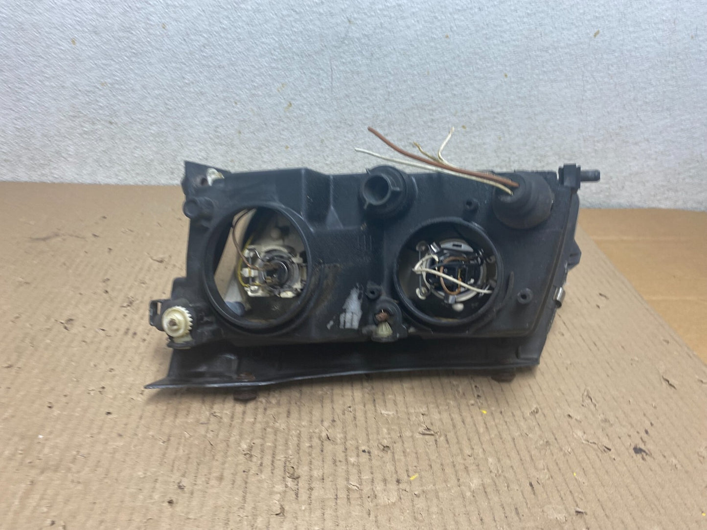1998 to 2001 Volkswagen Passat Right Side Headlight OEM M9318 DW8