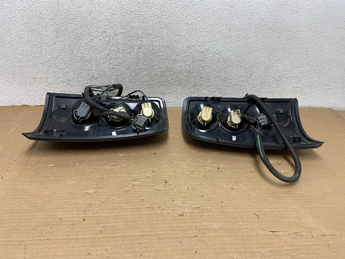 2000 to 2006 Chevrolet Suburban Tahoe Yukon Left+Right Set Tail Lights AG8135 DG9