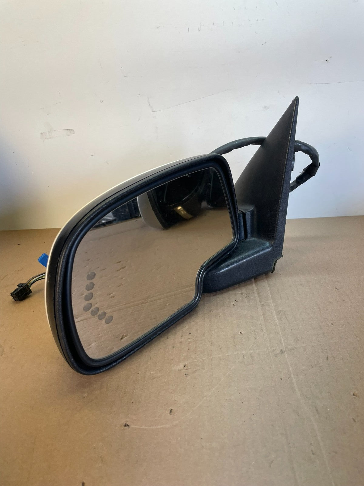 2003-2006 Cadillac Escalade Left Driver View Door Turn Signal Mirror AG2641 MS2